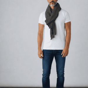 Homme portant une écharpe enroulée autour du cou et nouée sur le devant coloris gris anthracite